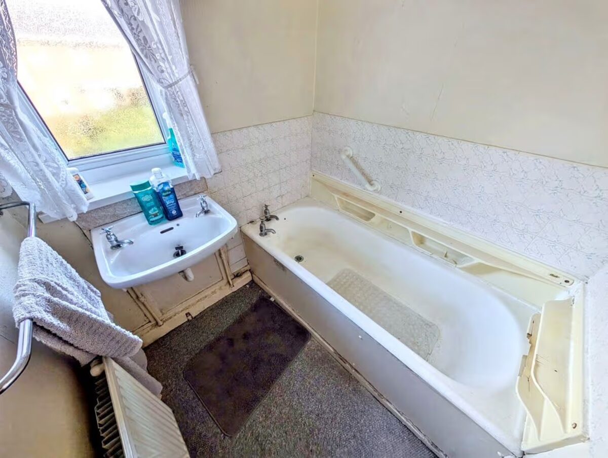 Bathroom before refurbishment